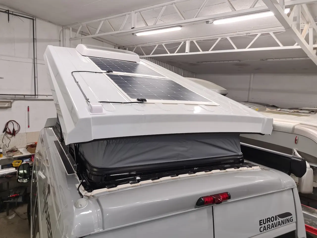 Installation von Solarzellen in Campern und Wohnmobilen