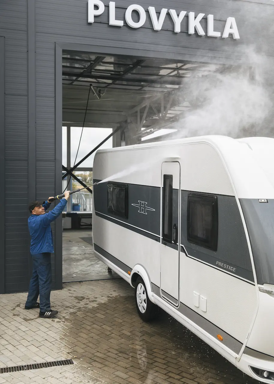Vorbereitung von Campern und Wohnmobilen für die neue Saison